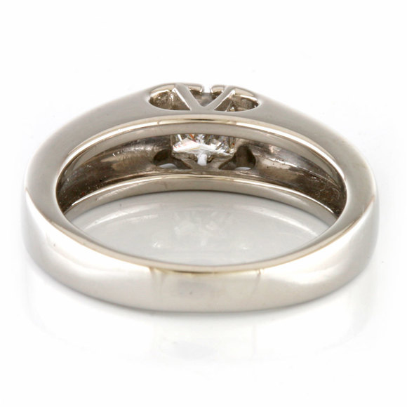 Valentino Platinum and Diamond Ring. - Picture 5 of 7